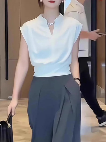 Cropped V-neck Sleeveless Blouse